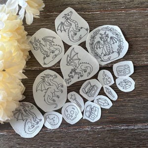 ドラゴンのプリント済み手刺繍パターン｜洗い流せるスティックとステッチ転写｜ファンタジーな火吹きデザインパック