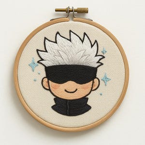 Peut inclure: Un cercle de broderie fait à la main représentant un personnage de dessin animé avec des cheveux blancs hérissés, un bandeau noir et une veste noire. Le personnage a des joues roses et une expression souriante. Des étoiles bleues claires ornent le personnage.