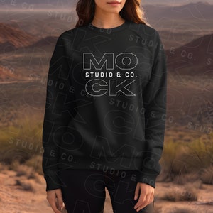 Mockup Gildan 18000 Zwart, Gildan 18000 Zwart Mockup, Gildan 18000 Mockup Model, Zwart Gildan 18000 Mockup, Gildan 18000, Vrouwelijke mockups