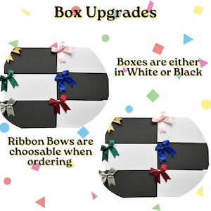 K&ouml;nnte beinhalten: Box-Upgrades-Anzeige mit schwarzen und wei&szlig;en rechteckigen Schachteln, verziert mit Satin-Schleifen in Gold, Pink, Gr&uuml;n, Blau, Silber und Rot. Der Text lautet: Box Upgrades, Boxes are either in White or Black, Ribbon Bows are choosable when ordering.