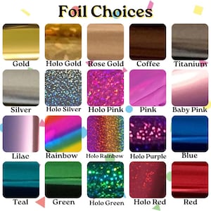 K&ouml;nnte beinhalten: Ein Raster aus zwanzig quadratischen Farbmustern mit der &Uuml;berschrift Foil Choices, das verschiedene Farben und Oberfl&auml;chen zeigt, darunter Gold, Silber, Ros&eacute;gold, Kaffee, Titan, Pink, Babyrosa, Flieder, Blau, Blaugr&uuml;n, Rot, Gr&uuml;n sowie holografische Versionen in Gold, Silber, Pink, Regenbogen, Lila, Gr&uuml;n und Rot.