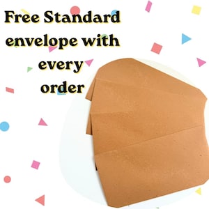 K&ouml;nnte beinhalten: Ein Stapel aus drei rechteckigen braunen Papierumschl&auml;gen mit spitzen Klappen. Das Bild enth&auml;lt den Text "Free Standard envelope with every order" in schwarzer Schrift vor einem wei&szlig;en Hintergrund mit kleinen bunten geometrischen Formen.