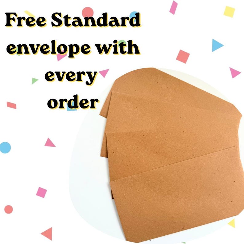 K&ouml;nnte beinhalten: Ein Stapel aus drei rechteckigen braunen Papierumschl&auml;gen mit spitzen Klappen. Das Bild enth&auml;lt den Text "Free Standard envelope with every order" in schwarzer Schrift vor einem wei&szlig;en Hintergrund mit kleinen bunten geometrischen Formen.