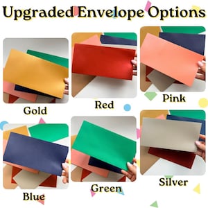 K&ouml;nnte beinhalten: Eine Sammlung rechteckiger Umschl&auml;ge in verschiedenen Farben mit der Aufschrift Upgraded Envelope Options. Die Farben umfassen Gold, Rot, Pink, Blau, Gr&uuml;n und Silber. Jeder Abschnitt zeigt eine bestimmte Umschlagfarbe vor einem Hintergrund aus anderen farbigen Umschl&auml;gen und pr&auml;sentiert eine glatte, matte Oberfl&auml;che f&uuml;r jeden Papierartikel.