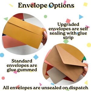 K&ouml;nnte beinhalten: Grafik Envelope Options mit zwei kreisf&ouml;rmigen Eins&auml;tzen. Einer zeigt einen senfgelben Umschlag mit selbstklebendem Streifen. Der andere zeigt einen braunen Kraftpapier-Umschlag mit gummierter Klappe. Text: Upgraded envelopes are self sealing with glue strip, Standard envelopes are glue gummed, All envelopes are unsealed on dispatch.