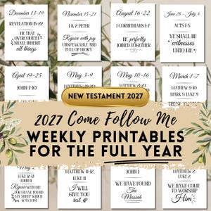 Può includere: Una collezione di carte rettangolari bianche con testo nero per il programma di studio settimanale Come Follow Me 2027. Ogni carta mostra date, riferimenti alle scritture e citazioni ispiratrici. Un banner dorato riporta NEW TESTAMENT 2027.