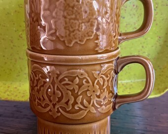 Dos tazas de café apilables de cerámica de mediados de siglo