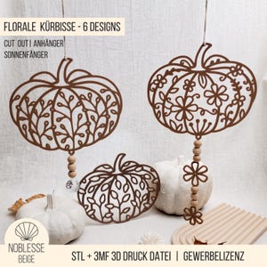 Könnte beinhalten: Braune Holz-Kürbis-Ausschnitte mit filigranen Blumen- und Blattmustern, an Schnüren hängend. Der Text "FLORALE KÜRBISSE - 6 DESIGNS" und "CUT OUT | ANHÄNGER | SONNENFÄNGER" ist zu sehen. Holzperlen und ein weißer Kürbis sind ebenfalls abgebildet.