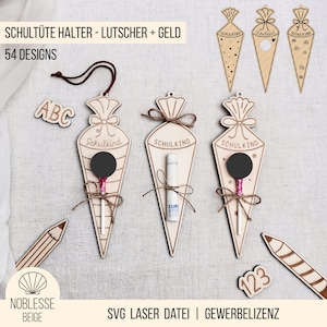 Puede incluir: Soportes de cono escolar de madera con el texto "SCHULTÜTE HALTER - LUTSCHER + GELD" y "54 DISEÑOS". Los soportes tienen forma de cono, con un lazo en la parte superior y espacio para una piruleta u otros artículos pequeños. Los recortes de madera adicionales incluyen las letras "ABC" y los números "123".