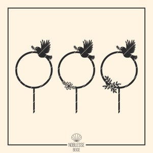 Pode incluir: Tr&ecirc;s toppers de bolo em silhueta preta com um design de p&aacute;ssaro e flores. Cada topper apresenta um c&iacute;rculo com um p&aacute;ssaro segurando um galho em seu bico. O c&iacute;rculo est&aacute; preso a um palito. O primeiro topper tem um c&iacute;rculo liso. O segundo topper tem um design floral no c&iacute;rculo. O terceiro topper tem um design floral no c&iacute;rculo e um p&aacute;ssaro segurando um galho em seu bico.