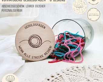Puede incluir: Un tarro de cristal lleno de gomas elásticas de colores, con una tapa de madera que muestra el texto "Geduldsfäden" y un gráfico de un carrete de hilo. El tarro está rodeado de diseños de tapas adicionales. El texto "VORRATSGLAS GEDULDSFÄDEN - 6 DESIGNS" es visible.