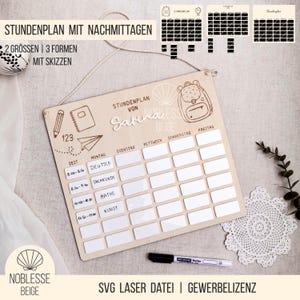 Op de afbeelding: Een houten schoolroosterbord met een raster van lege rechthoeken voor elke dag van de week. Het bord heeft een potlood-, notitieboek- en papieren vliegtuigillustratie. Tekst op het bord is onder meer "STUNDENPLAN" en "Sarina Beige". Een zwarte marker is inbegrepen.