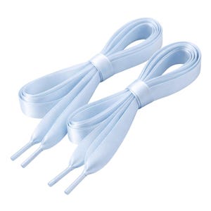 Puede incluir: Dos pares de cordones de satén azul claro, cada uno enrollado y asegurado con una banda a juego. Las puntas son rígidas y cónicas. Los cordones son de un color pastel suave, adecuados para varios calzados.
