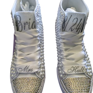 Bruidsschoenen, op maat gemaakte witte parels, artistiek handgemaakt, bruidsschoenen, op maat ontworpen bruidssneakers, gepersonaliseerde schoenen, huwelijkscadeau