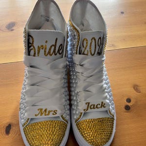 Bruidsschoenen, op maat gemaakte witte parels, artistiek handgemaakt, bruidsschoenen, op maat ontworpen bruidssneakers, gepersonaliseerde schoenen, huwelijkscadeau