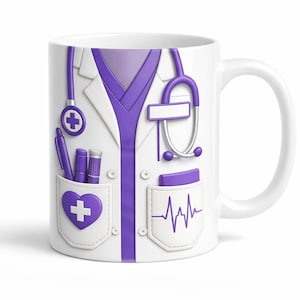Puede incluir: Taza de cerámica blanca con un diseño morado y blanco que representa una bata de médico, un estetoscopio e instrumentos médicos. La taza tiene un bolsillo en forma de corazón con una cruz y un bolsillo con un gráfico de latido cardíaco.