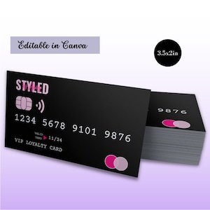 K&ouml;nnte beinhalten: Schwarze Kundenkarte mit rosa und wei&szlig;en Kreisen und dem Text "STYLED" in rosa. Die Karte tr&auml;gt den Text "VALID THRU 11/24" und "VIP LOYALTY CARD". Die Karte ist 8,9 cm x 5,1 cm gro&szlig;.