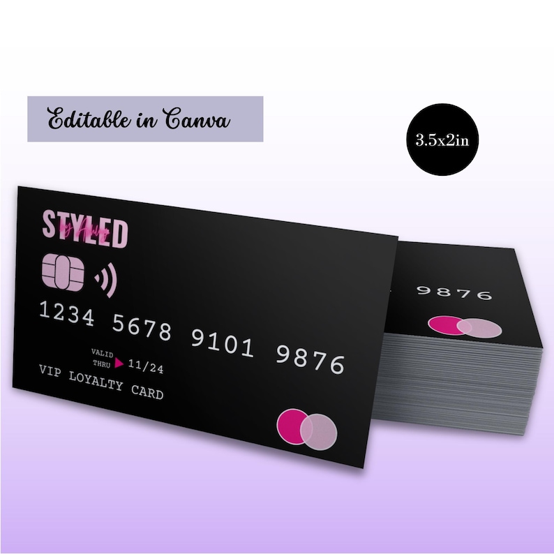K&ouml;nnte beinhalten: Schwarze Kundenkarte mit rosa und wei&szlig;en Kreisen und dem Text "STYLED" in rosa. Die Karte tr&auml;gt den Text "VALID THRU 11/24" und "VIP LOYALTY CARD". Die Karte ist 8,9 cm x 5,1 cm gro&szlig;.