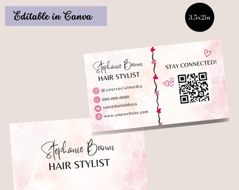 Op de afbeelding: Een roze en witte visitekaartjesjabloon voor een kapper genaamd Stephanie Brown. De kaart bevat haar social media-handvat, telefoonnummer, e-mailadres, website en een QR-code. De tekst "STAY CONNECTED!" staat op de kaart gedrukt.
