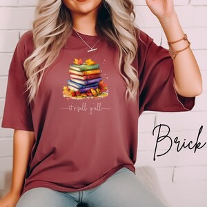 Het is herfst! T-shirt, herfstthema met stapel boeken en bladeren, knusse herfstoutfit voor lezers, seizoensgebonden grafisch T-shirt, cadeau-idee voor een leraar