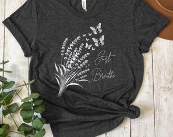Atmen Sie einfach Lavendel mit Schmetterlingen T-Shirt, Shirt für psychische Gesundheit von Frauen, Motivations-T-Shirt, inspirierendes Shirt, Meditations-T-Shirt