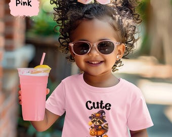 Camiseta infantil de Halloween "Linda pero salvaje", camiseta de mapache bruja calabaza, atuendo infantil divertido y espeluznante, regalo adorable de Halloween.