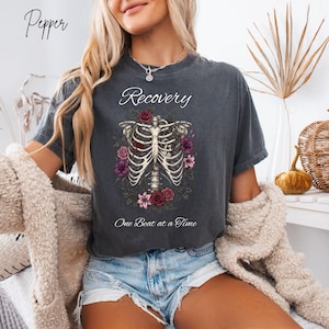 Camiseta para recuperação de cirurgia cardíaca, presente para reabilitação cardíaca, camiseta floral com estampa de costelas, cuidados pós-operatórios com marca-passo, camiseta anatômica Comfort Colors