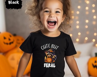 Camiseta infantil de Halloween "Linda pero salvaje", camiseta de mapache bruja calabaza, atuendo infantil divertido y espeluznante, regalo adorable de Halloween.