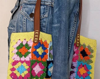 Sac au crochet granny porté épaule