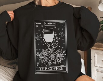 Kaffeskallehand Tarotkort Crewneck-tröja, rolig Halloweentröja, Celestial Whimsigoth Tarotkort-tröja Trött häxakaffe