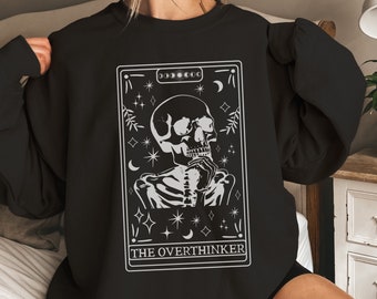 El Overthinker Skeleton Tarot Card Crewneck sudadera divertido suéter de Halloween Celestial Whimsigoth Tarot Card sudadera esqueletos suéter