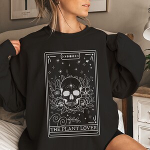 L’amant des plantes squelette Tarot carte Crewneck Sweatshirt drôle Halloween pull céleste Whimsigoth plante maman amoureux des plantes plante Mama