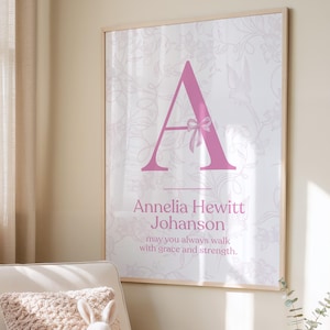 Arte de pared chinoiserie rosa personalizado para regalo de niña, letra de guardería con estampado de flores, decoración vintage para guardería de niña, arte de pared con lazo rosa