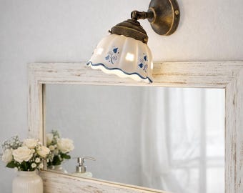 BUCANEVE Small Rustic Wall Sconce in Antique Brass and Hand-Painted Ceramic – Country, Shabby Chic, Farmhouse Style
