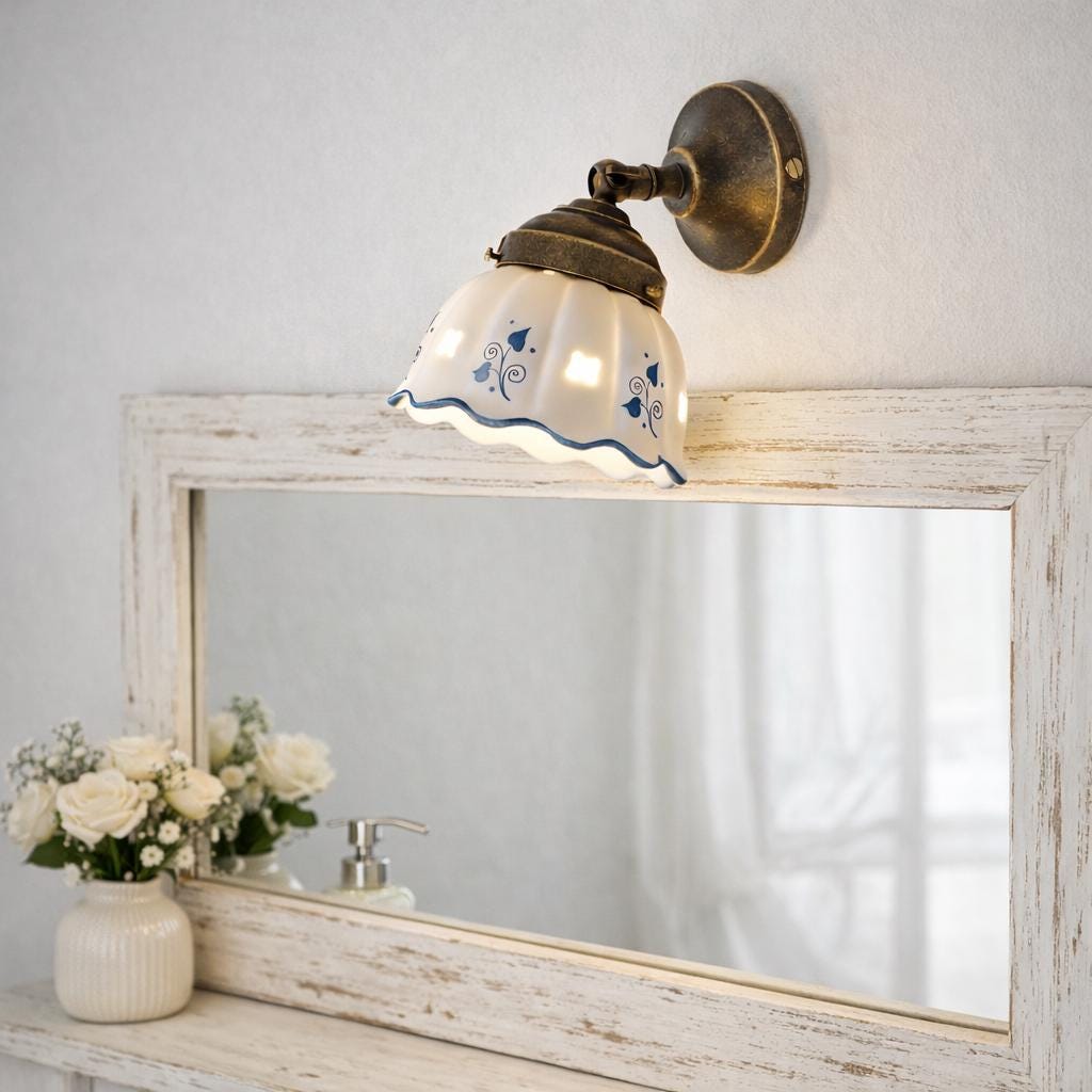 BUCANEVE Petite Applique Murale Rustique en Laiton Vieilli et Céramique Décorée — Beyit