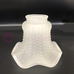 Könnte beinhalten: Weißer, mattierter Glasschirm mit einem gewellten Rand und einem floralen Muster.