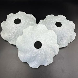 Puede incluir: Tres pantallas de lámpara blancas con volantes y centros negros. Las pantallas de lámpara están hechas de un material texturizado y tienen un aspecto ligeramente desgastado.