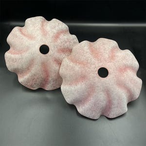 Könnte beinhalten: Zwei rosa und weiße Lampenschirme mit Rüschen und einem Loch in der Mitte.