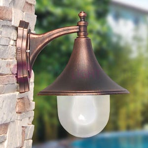 Può includere: Un'applique da parete esterna di colore rame con un paralume a forma di campana e un globo di vetro smerigliato. La luce è montata su un muro di mattoni.