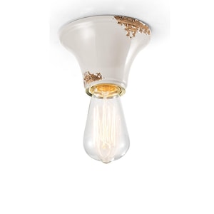 Peut inclure: Luminaire de plafond en céramique blanche avec une finition vieillie et une ampoule en verre transparent.