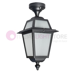 Peut inclure: Un luminaire de plafond noir avec un abat-jour en verre dépoli et une pointe décorative. Le luminaire est conçu dans un style traditionnel.
