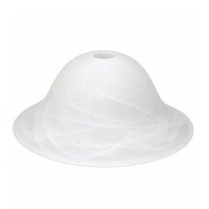 Op de afbeelding: Een witte glazen lampenkap met een uitlopende, klokvormige vorm. De kap heeft een glad, ondoorzichtig oppervlak met subtiele, wervelende witte patronen. Het heeft een kleine opening aan de bovenkant voor montage.