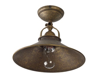 Könnte beinhalten: Eine Deckenleuchte im Vintage-Stil mit einer patinierten Messing-Oberfläche und einem breiten, glockenförmigen Schirm. Die Leuchte hat eine einzelne Glühbirne und ein schlichtes, elegantes Design.