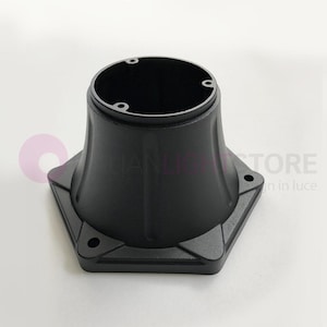 Könnte beinhalten: Schwarzes Bauteil für eine Leuchte mit sechseckiger Basis. Es hat eine ausgestellte, konische Form mit einem kreisförmigen Oberteil und Befestigungslöchern. Die Oberfläche ist mattschwarz, das Design industriell.