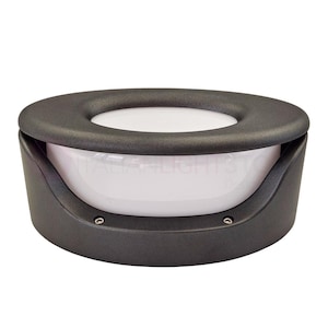 Peut inclure: Un luminaire moderne gris foncé avec un dessus circulaire et un intérieur blanc en forme de bol. Le luminaire a un design épuré et minimaliste, adapté à divers environnements intérieurs. Le luminaire mesure environ 20 cm de diamètre.