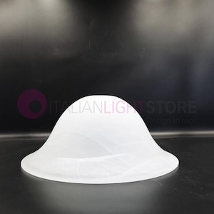 Könnte beinhalten: Weißer, mattierter Lampenschirm aus Glas in Glockenform. Der Schirm hat eine strukturierte, gewellte Oberfläche.