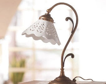 VOLTERRA Abat-Jour Tischlampe aus antikem Messing und weißem Keramiklampenschirm, klassischer rustikaler Landhausstil – hergestellt in Italien