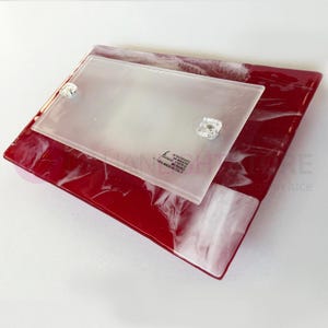 Puede incluir: Luminaria de techo de vidrio rojo y blanco con una pantalla de vidrio esmerilado. La luminaria tiene un diseño moderno y está hecha en Italia.