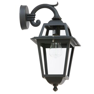 Könnte beinhalten: Schwarze Wandleuchte für den Außenbereich aus Metall mit einem klaren Glasschirm und einem dekorativen Schnörkeldesign. Die Leuchte ist an einer Wand montiert und hat eine einzelne Glühbirne.