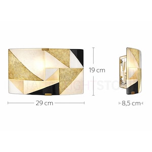 K&ouml;nnte beinhalten: Geometrische Wandleuchte mit goldenem, schwarzem und wei&szlig;em Design. Die Leuchte ist 29 cm breit, 19 cm hoch und 8,5 cm tief. Das Design weist dreieckige und rechteckige Formen auf.